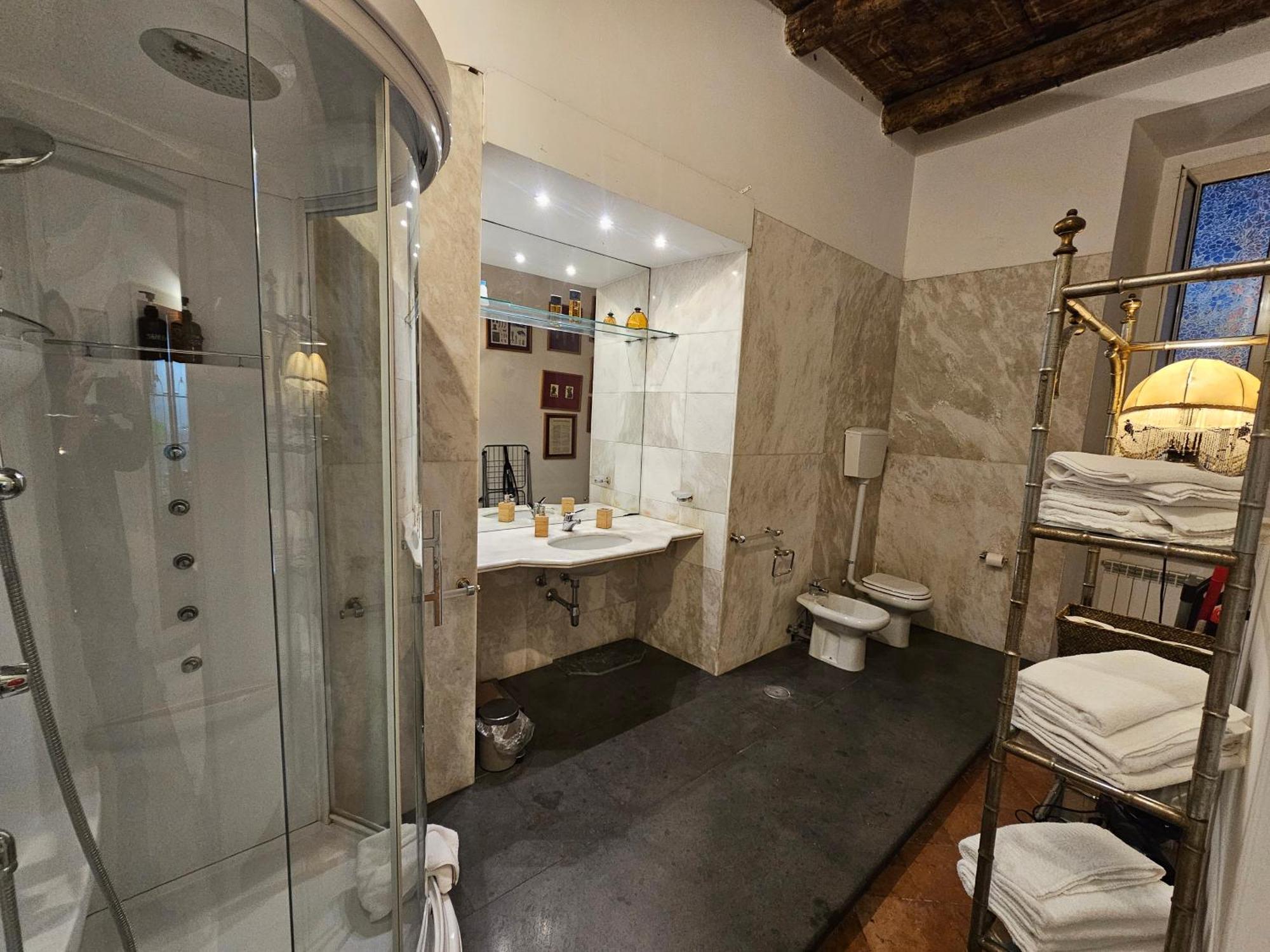 The Spanish Palace, Suites, Rooms, & Terraces Couette-café 3*